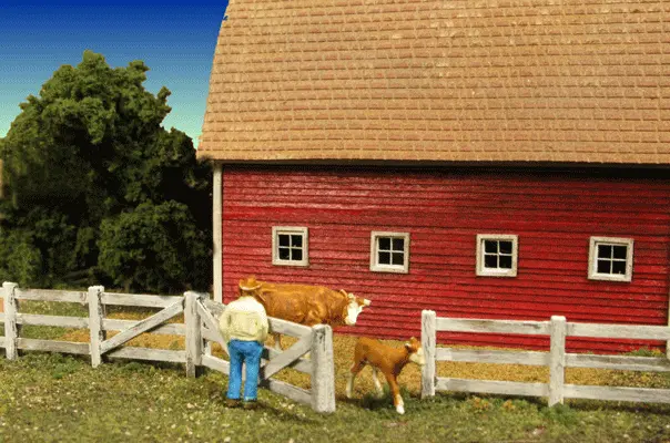 Walthers Barn Yard Fence - Kit (493-2310) 1